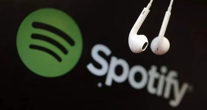 Spotify Logo and Earphones.width 800