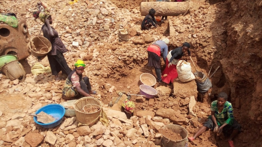 Workers working in Mine